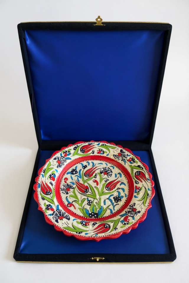 El Yapımı Kadife Kutulu Samur İşçiliği 25Cm Kırmızı Hediyelik Çini Tabak