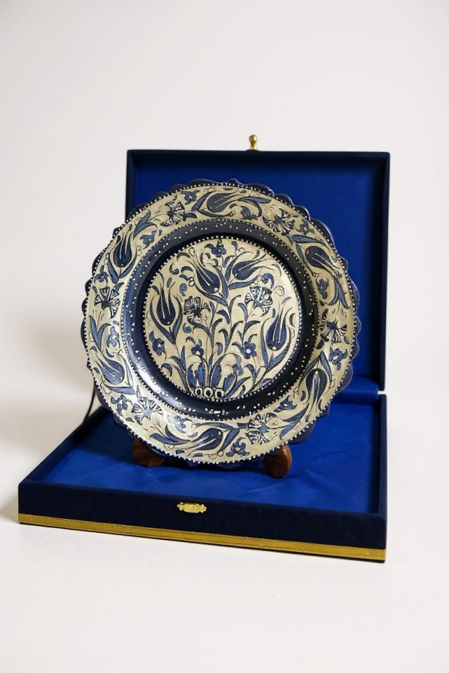 Kadife Kutulu El Yapımı Samur İşçiliği Lacivert Beyaz 30Cm Çini Tabak