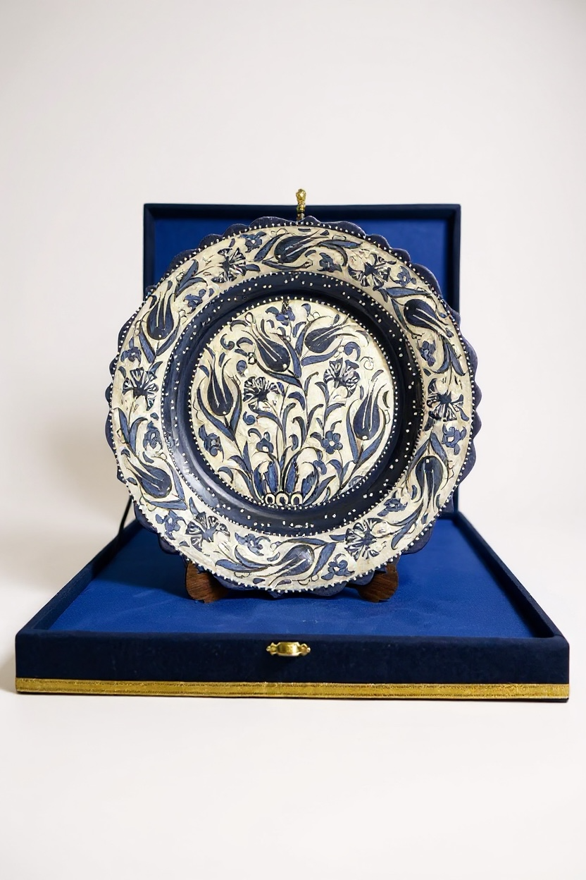 Kadife Kutulu El Yapımı Samur İşçiliği Lacivert Beyaz 30Cm Çini Tabak