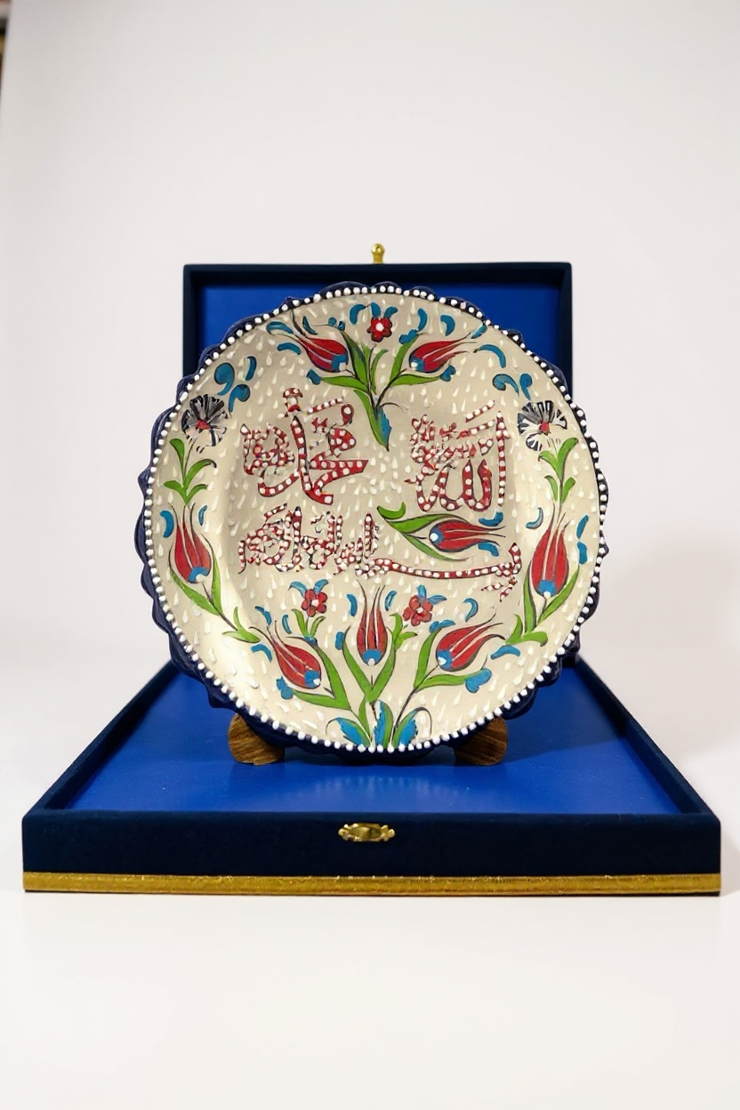 Kadife Kutulu El Yapımı Allah – Muhammed ve “Bismillahirrahmanirrahim” Yazılı Mavi Çini Tabak (30 Cm)