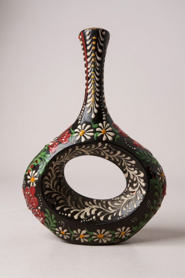 El Yapımı 28Cm Kabartma ve Dantel İşçiliği Siyah İskandinav Çini Vazo