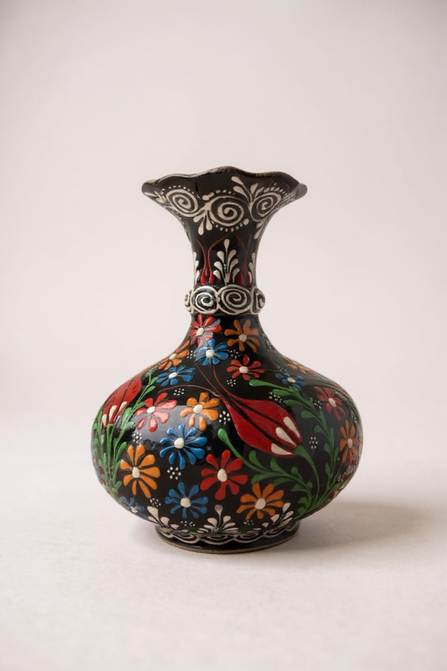 El Yapımı 20Cm Kabartma ve Dantel İşçiliği Lale Motifli Siyah Marul Geniş Çini Vazo