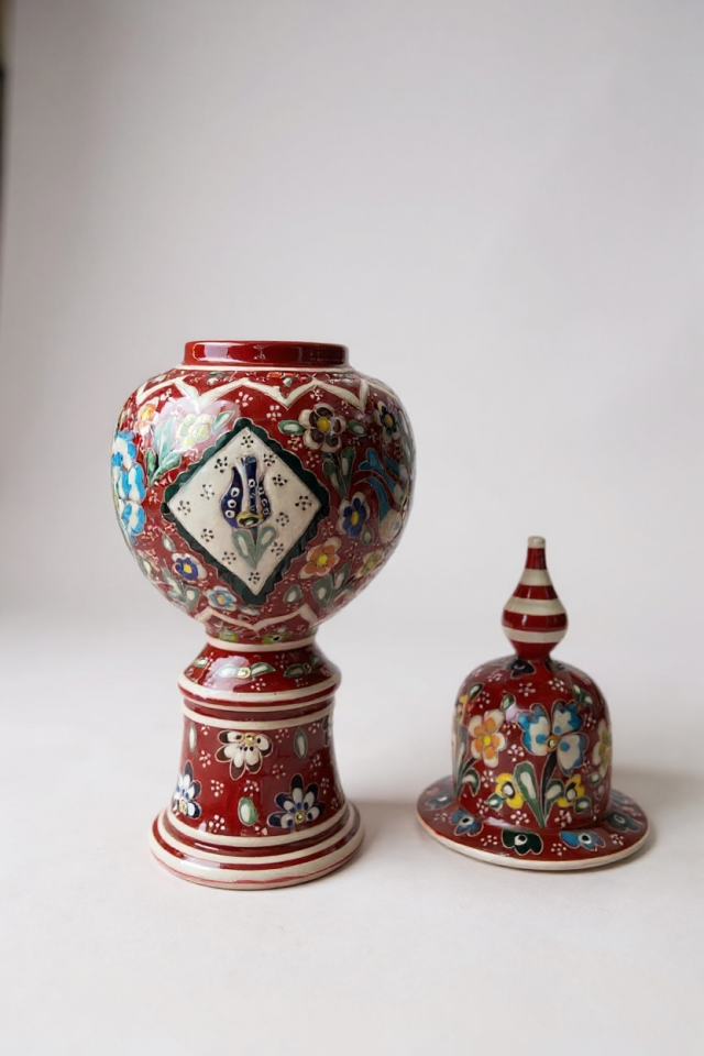 Özel Tasarım El Yapımı Çark İşi 35cm Bordo Ayaklı Şah Küp Çini Vazo