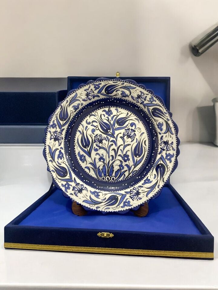 Kadife Kutulu El Yapımı Kütahya Çinisi 30Cm Dekoratif Çini Tabak - (Lacivert - Beyaz)